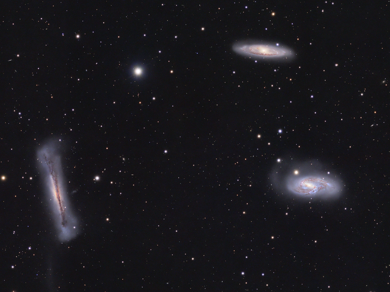 Trio do Leão é formado pelas galáxias NGC 3628, M66 e M65, à esquerda, direita e parte superior da foto, respectivamente (Imagem: Reprodução/Steve Cannistra)
