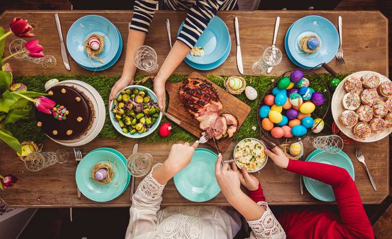 Família reunida em um almoço de Páscoa