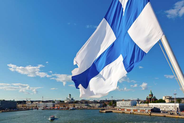 Bandeira da Finlândia em Helsinque, capital do país