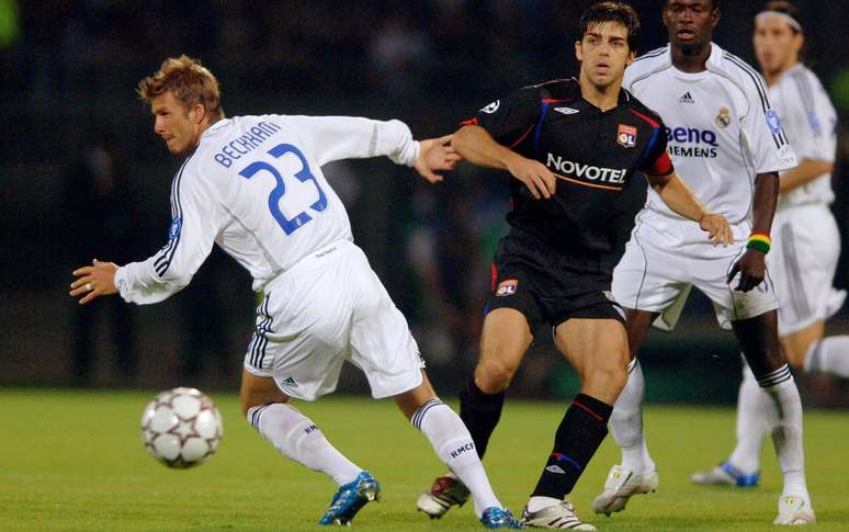 Juninho, pelo Lyon, enfrenta Beckham, do Real Madrid, na Champions League