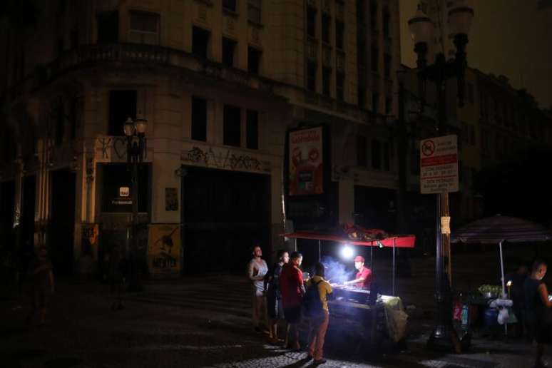 Região da Praça da República no centro de São Paulo às escuras por falta de energia. Problema atinge Av. Ipiranga, Ed. Itália e Copan que usa geradores para iluminar os andares térreos.