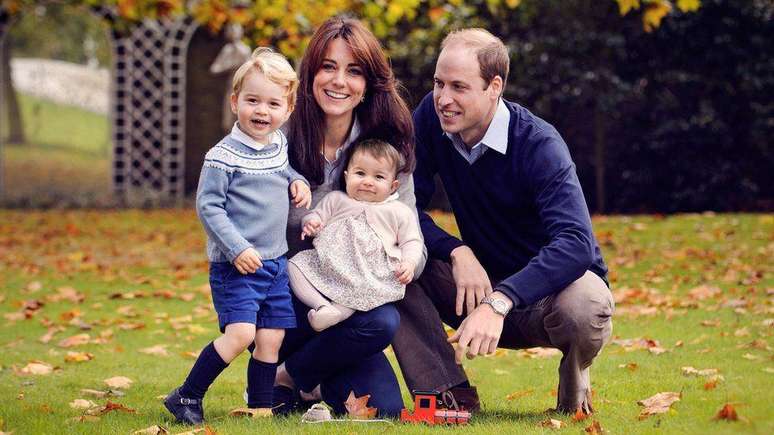 A família foi fotografada no jardim do Palácio de Kensington