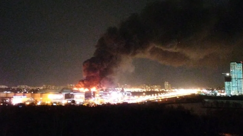 Fumaça e chamas eram visíveis no horizonte do centro de Krasnogorsk