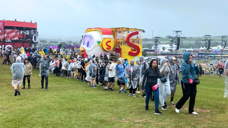 Chuva, ventania e a baixa temperatura pegaram público de surpresa