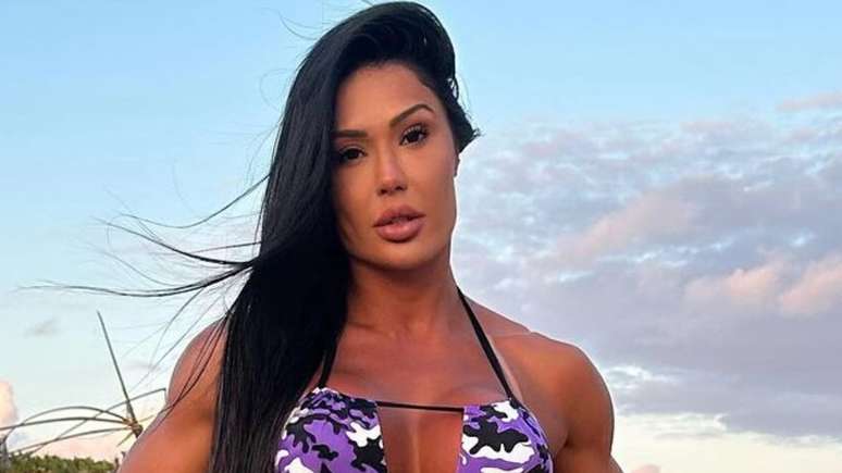 In a slim bikini, Gracyanne Barbosa impresses by showing off her muscular body