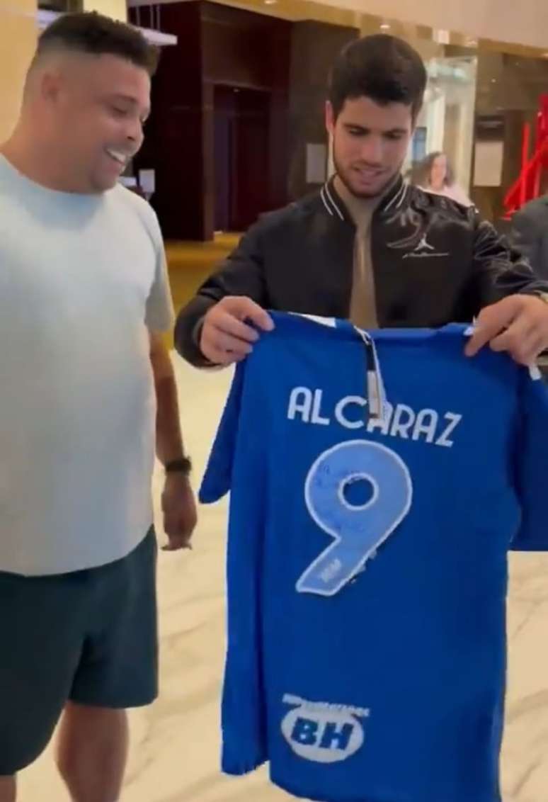Ronaldo presenteia o tenista Carlos Alcaraz, número 2 do mundo, com camisa do Cruzeiro.
