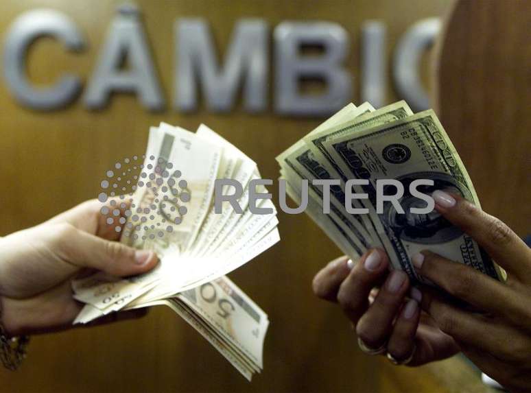 The dollar remains abroad and rises above R with caution on the Fed