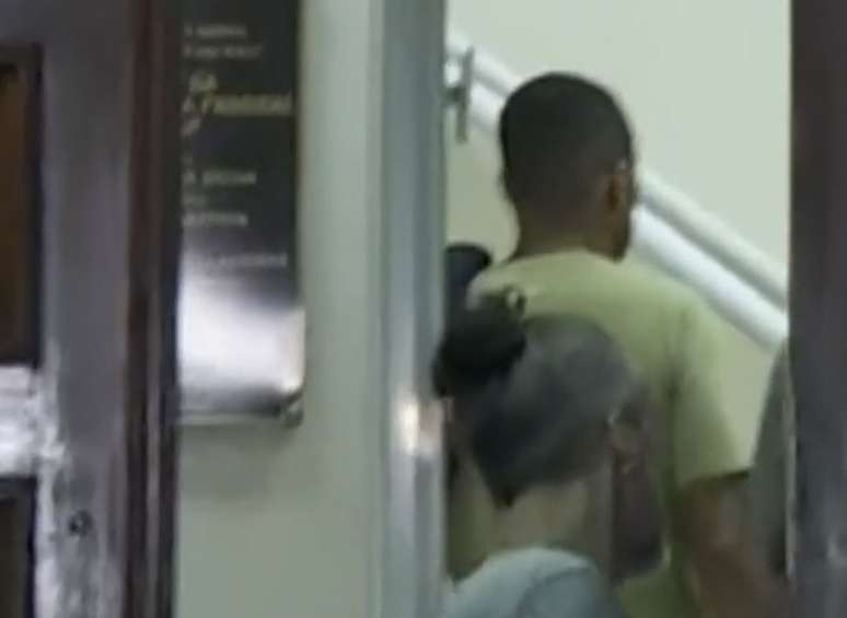 Robinho é visto ao chegar na sede da Polícia Federal em Santos (SP), após ser preso.
