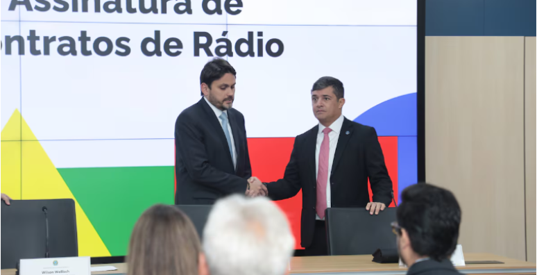 Antonio Malva Neto (à esquerda) é diretor do Departamento de Radiodifusão Privada do Ministério das Comunicações, liderado por Juscelino Filho (à direita).