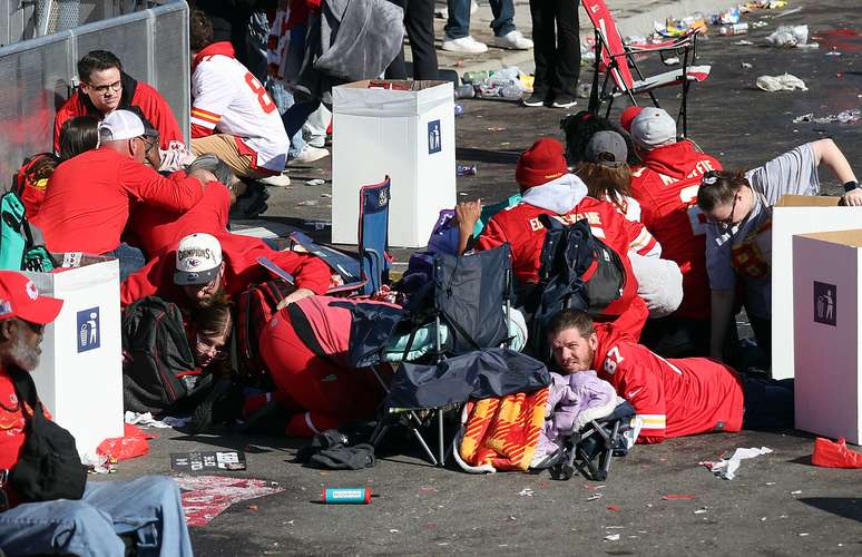 Pessoas se protegendo durante um tiroteio no Union Station 