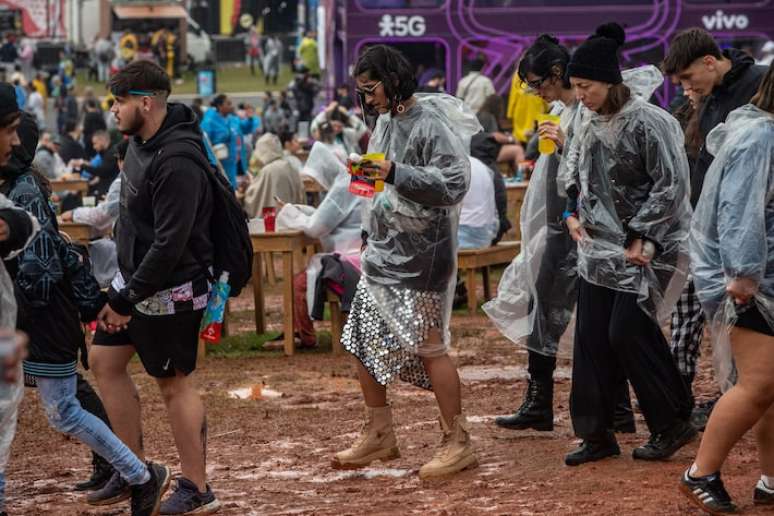 Fãs enfrentam frio, chuva e lama no 2.º dia de shows do Festival Lollapalooza Brasil em 2024