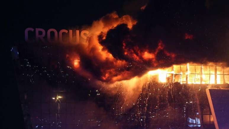 Casa de show Crocus sendo tomada pelas chamas