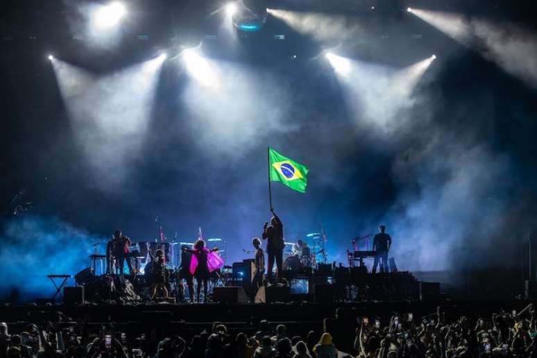 Arcade Fire entrou no palco do Lollapalooza nesta sexta, 22, com a bandeira do Brasil, que voltou às mãos da banda em outros momentos do show