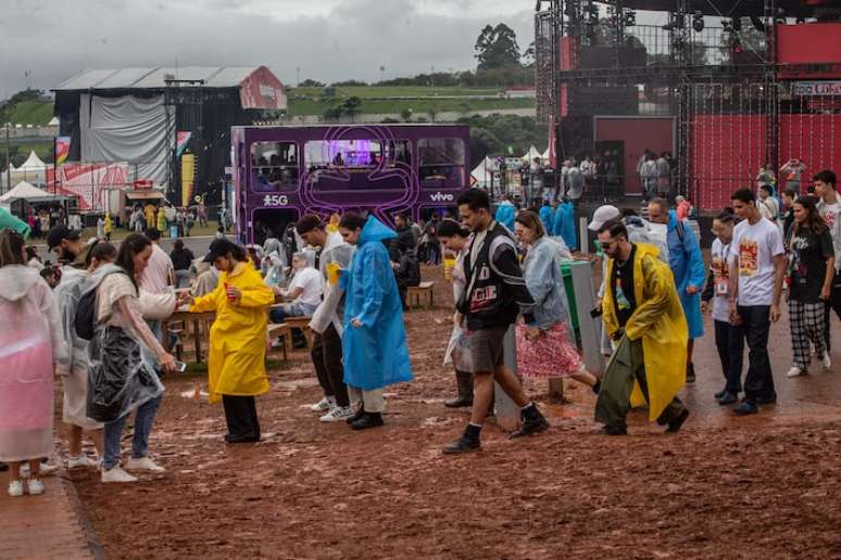 Fãs enfrentam frio, chuva e lama no 2.º dia de shows do Festival Lollapalooza Brasil em 2024