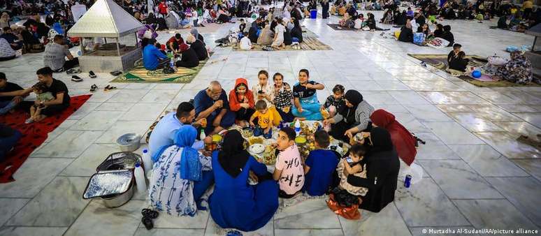 No Iraque, se cristãos e muçulmanos compartilharem uma refeição de Ramadã, será em residências ou restaurantes, não em mesquitas