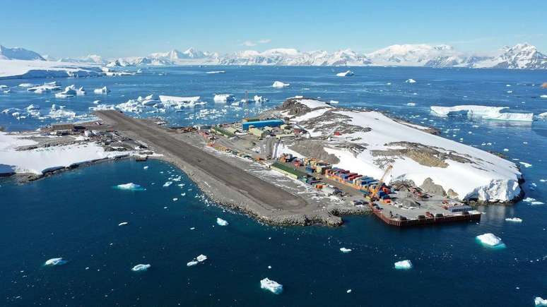 A neve e o mar podem desaparecer mesmo durante o verão na Estação de Pesquisa Rothera. Mas, no inverno, ela fica completamente isolada