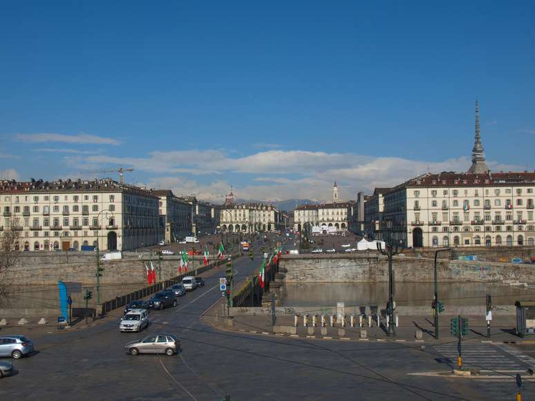 Praça The Piazza Vittorio Emanuele II, em Turin, Itália