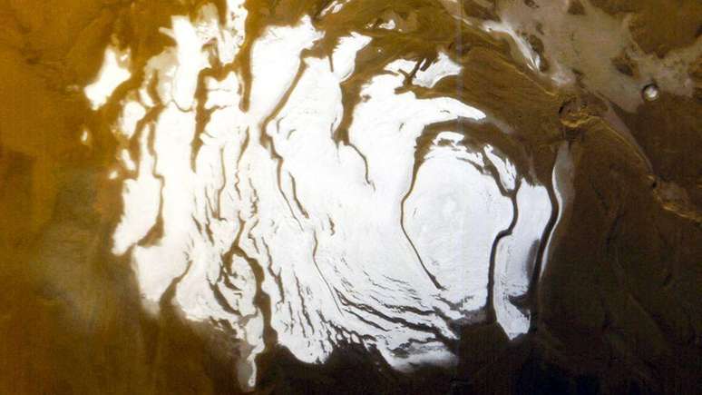 Pesquisas recentes com radares de satélites em órbita do planeta indicaram que pode haver água líquida embaixo da camada de gelo do sul de Marte
