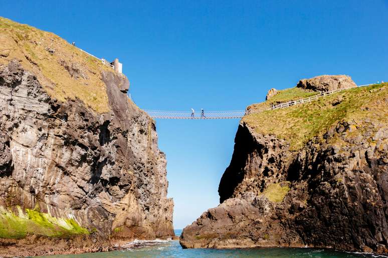 Carrick-a-Rede, na Irlanda do Norte, é uma experiência para quem gosta de se aventurar