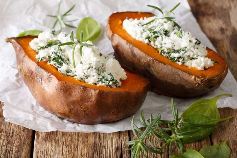 Batata-doce recheada com queijo feta e espinafre 