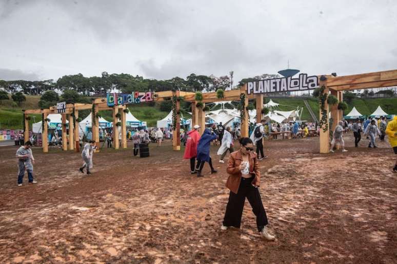 Movimentação durante o festival Lollapalooza Brasil 2024.