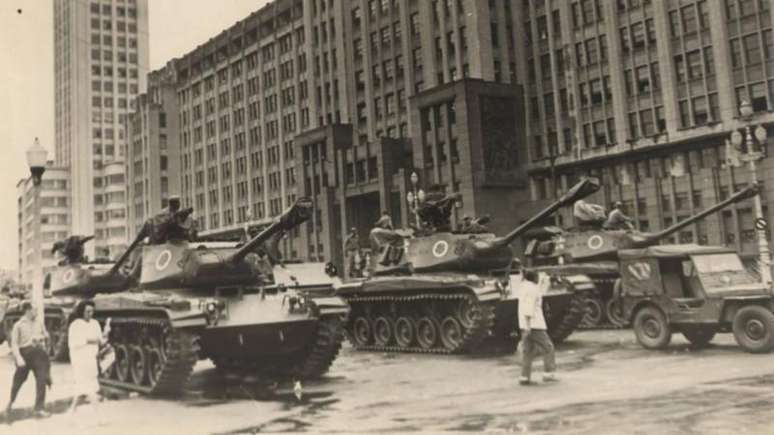 Tanques no centro do Rio logo após o golpe de1964. Imagem foi feita pelo jornal Correio da Manhã
