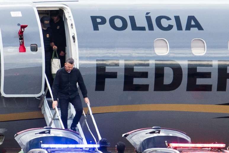 O delegado Rivaldo Barbosa desembarca em Brasília após prisão.