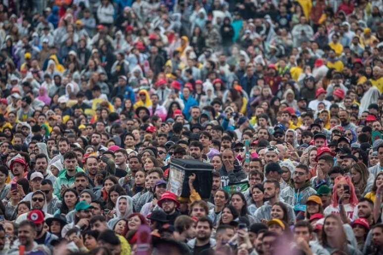 Movimentação do público durante o show do cantor Hozier no festival Lollapalooza Brasil 2024.