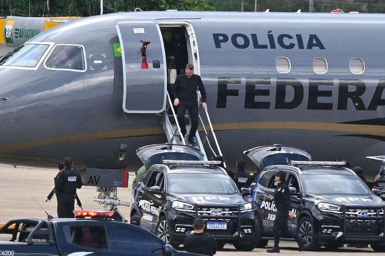 Rivaldo desembarca de avião da PF em Brasília após ser preso e transferido