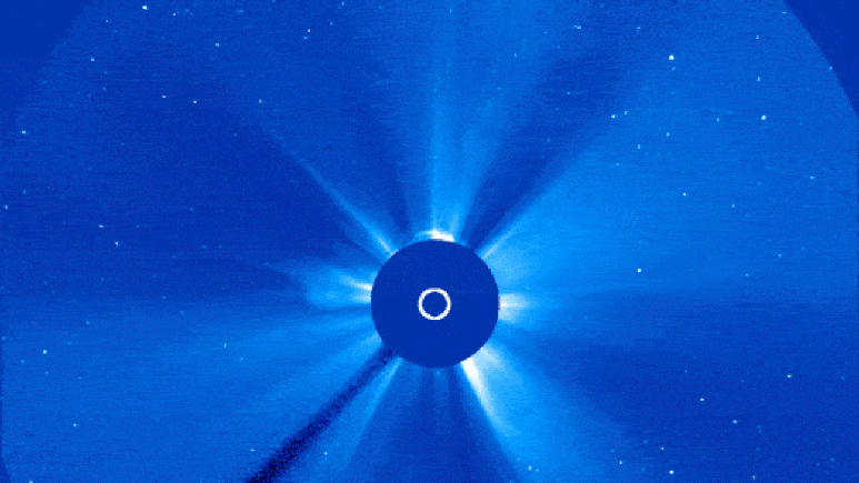 Ejeção de massa coronal gigante liberada por erupção solar dupla (Imagem: Reprodução/NASA/SOHO)