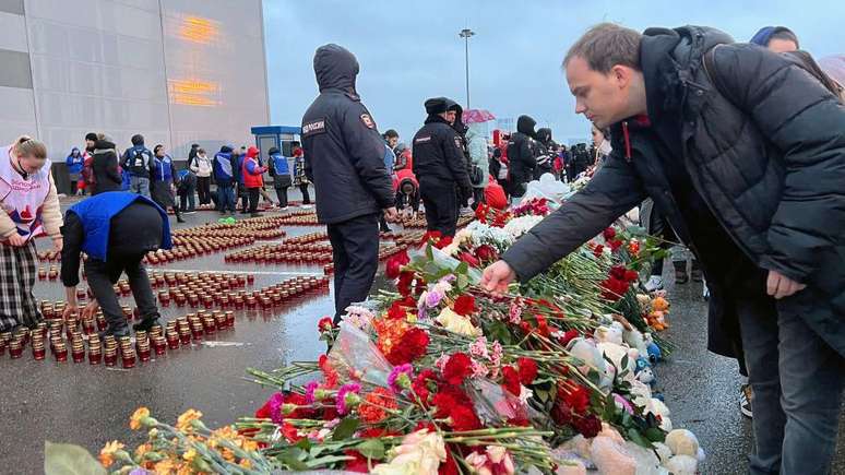 Os moradores de Moscou realizaram vigílias e prestaram homenagem às vítimas do ataque