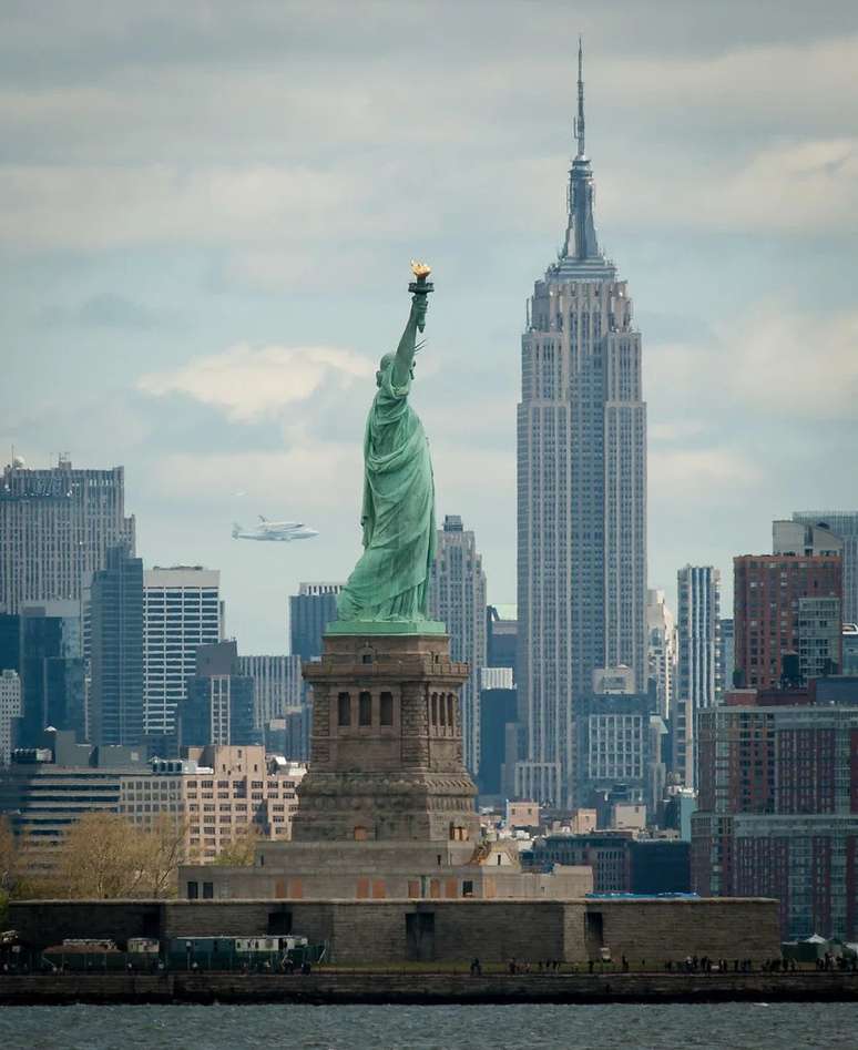 Shuttle Enterprise Flight To New York (201204270017HQ)