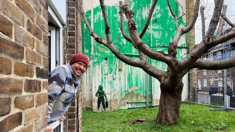 O mural do Banksy está no jardim do apartamento onde moro em Londres
