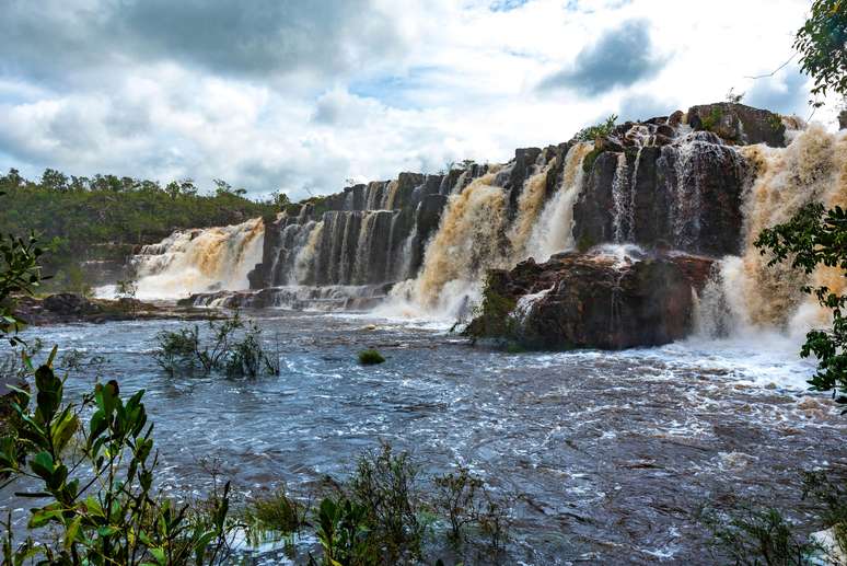 Além dos poços rasos ou fundos, você pode escalara as pedras e tomar uma ducha