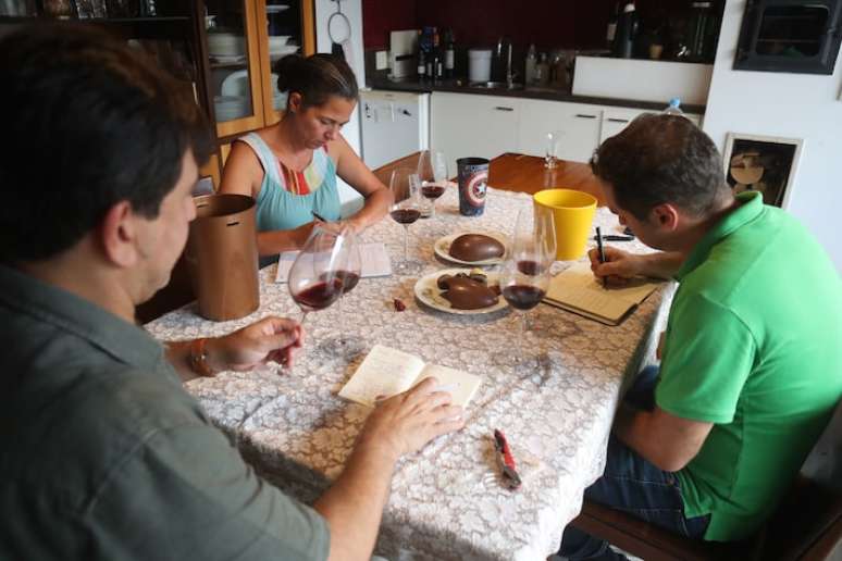 O júri, formando pelo consultor Rodrigo Lanari, o professor de vinhos Felipe Campos e a colunista de vinhos do Paladar, Suzana Barelli