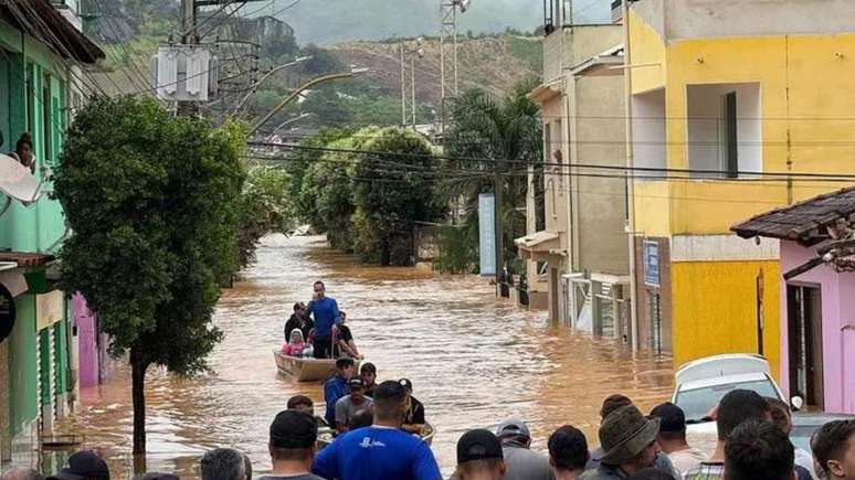 BRASIL - Forte chuva deixa mais de 2 milhões de pessoas sem