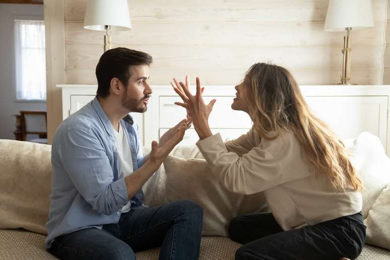 Alguns sinais podem indicar se você tenta abusar do controle no relacionamento