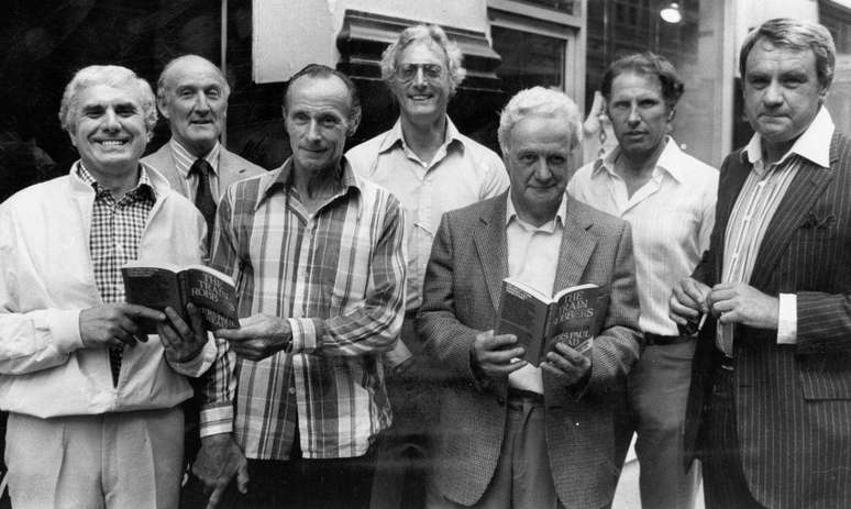 Alguns dos autores do assalto ao trem pagador com cópias do livro que escreveram em 1979. Da esquerda para a direita: Buster Edwards, Tom Wisbey, Jim White, Bruce Reynolds, Roger Cordrey, Charlie Wilson e Jim Hussey