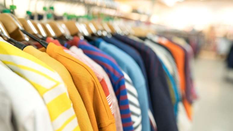 Roupas de bazar carregam energias negativas ou não? Saiba tudo!