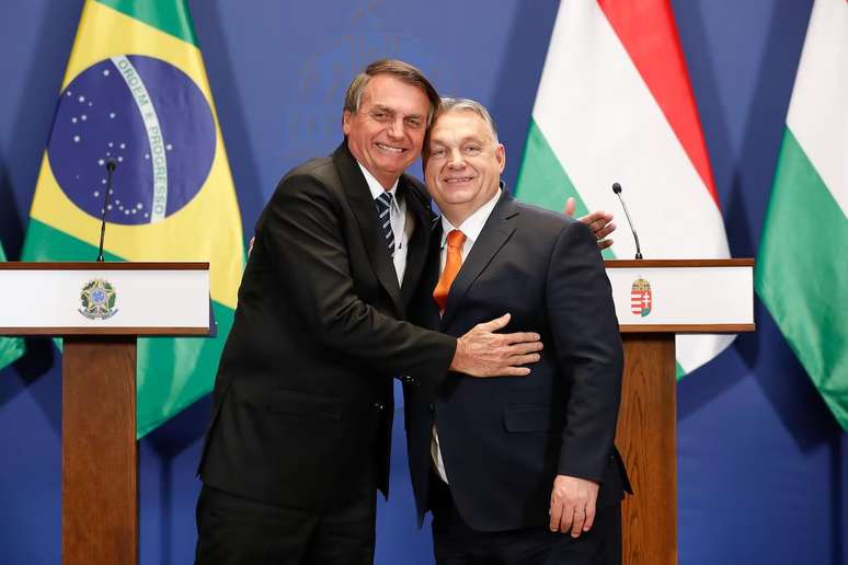 O ex-presidente Jair Bolsonaro (à esquerda) junto ao premiê húngaro Viktor Orbán (à direita) 