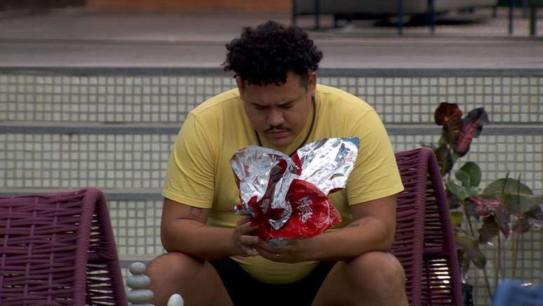 Lucas Henrique recebeu ovo de P&aacute;scoa com foto sem Camila em a&ccedil;&atilde;o no BBB 24
