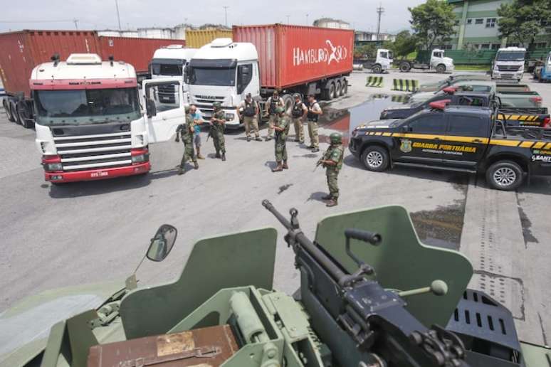 Com o decreto da Garantia da Lei e Ordem (GLO), forças da Marinha atuam há alguns meses no combate ao tráfico de drogas no Porto de Santos