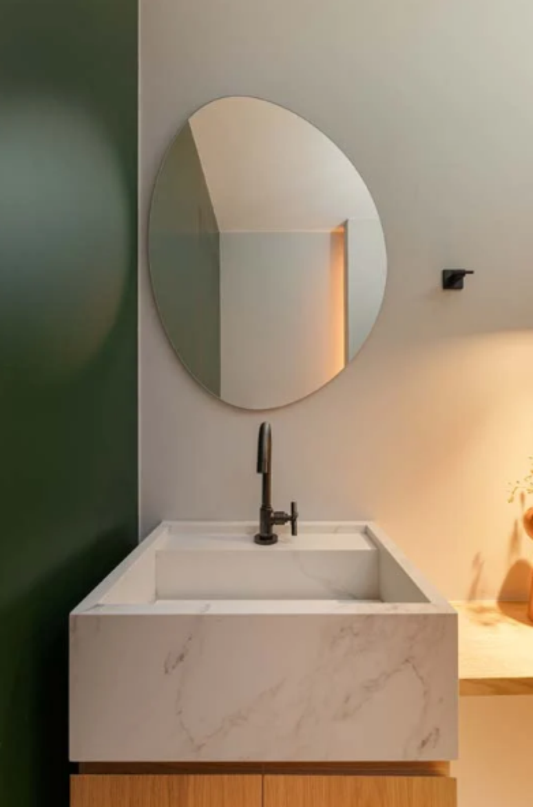 6. Parede verde oliva + cuba de sobrepor quadrada + espelho orgânico – Projeto: Fenda Arquitetura | Foto: Gisele Rampazzo