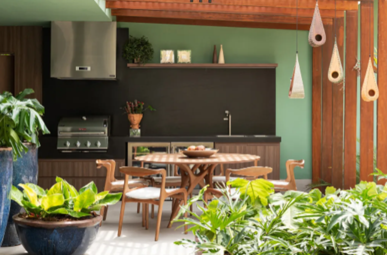 7. Parede verde + iluminação natural incrível nesta varanda gourmet – Projeto: Fábio Pinho e Sinthia Ferrari – Foto: Camila Santos/CASACOR