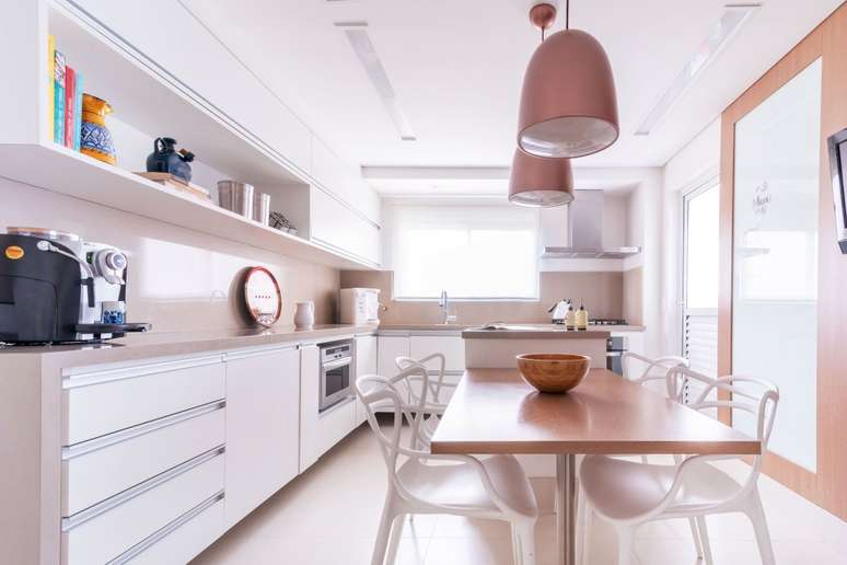 As cores impactam diretamente na estética e personalidade da cozinha. Neste apartamento, a arquiteta Isabella Nalon executou uma marcenaria que harmoniza com o estilo do ambiente. Projeto de Isabella Nalon.