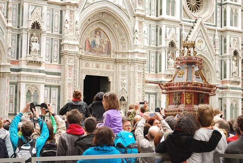 Multidão aguardando para ver o Scoppio del Carro na Piazza del Duomo