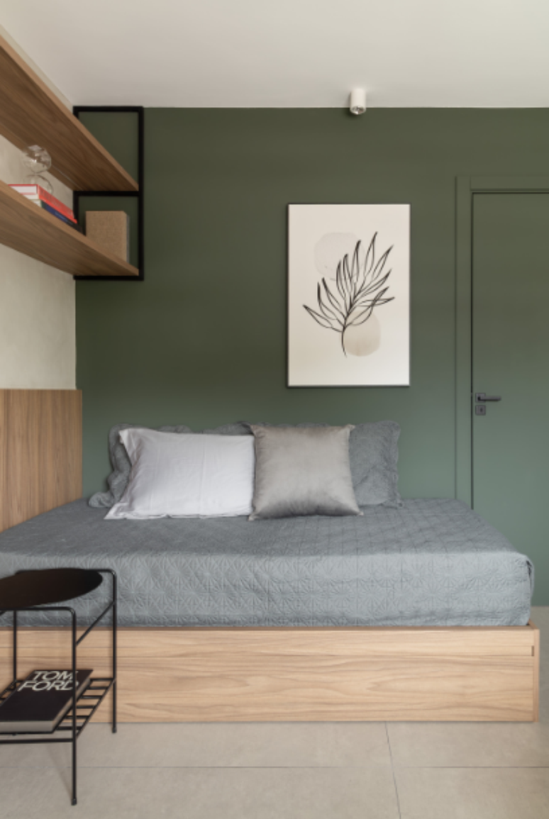 4. Parede verde oliva e um décor moderno e calmo – 4. Projeto: Tulli Arquitetura | Foto: @ewersmarth