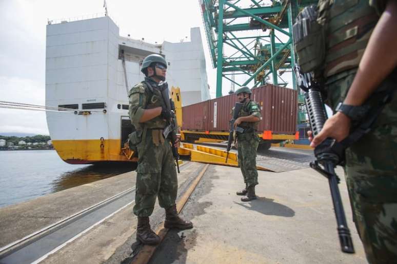 Fiscalização de navios que atracam no Porto de Santos conta com mergulhadores, cães farejadores e scanners.