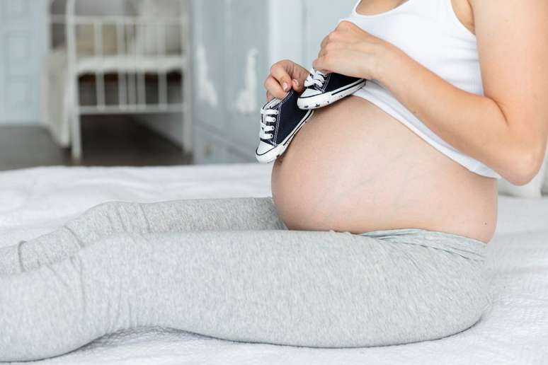 Especialista conta quais medidas são necessárias para lidar com os sintomas das varizes durante a gravidez |