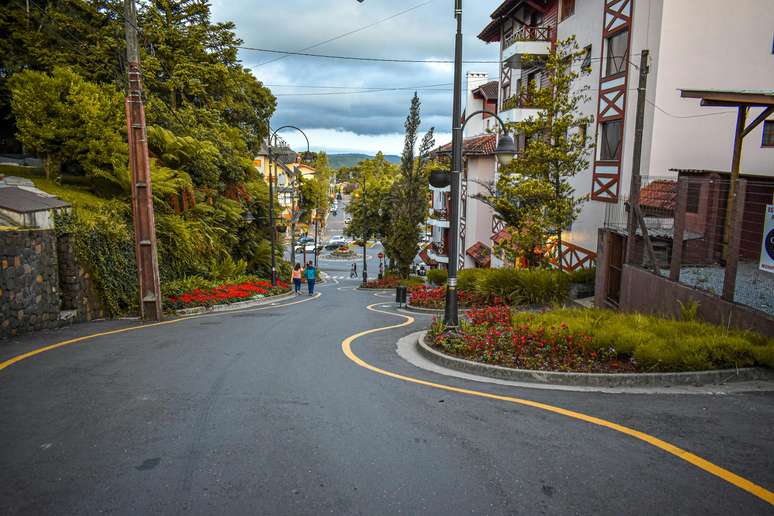 Entre &aacute;rvores e arquitetura europeia, fica a Rua Torta, em Gramado